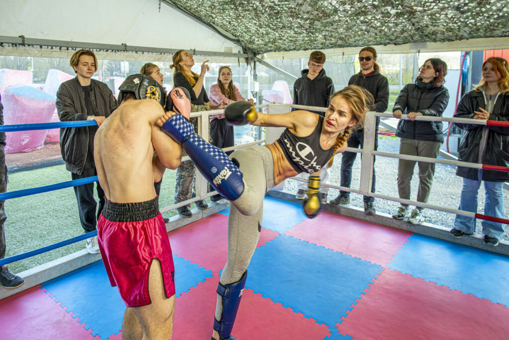 Combat du futur marié avec une boxeuse professionnelle à Prague