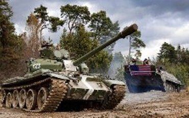 Conduite d'un tank T-55 à Prague pour un EVG